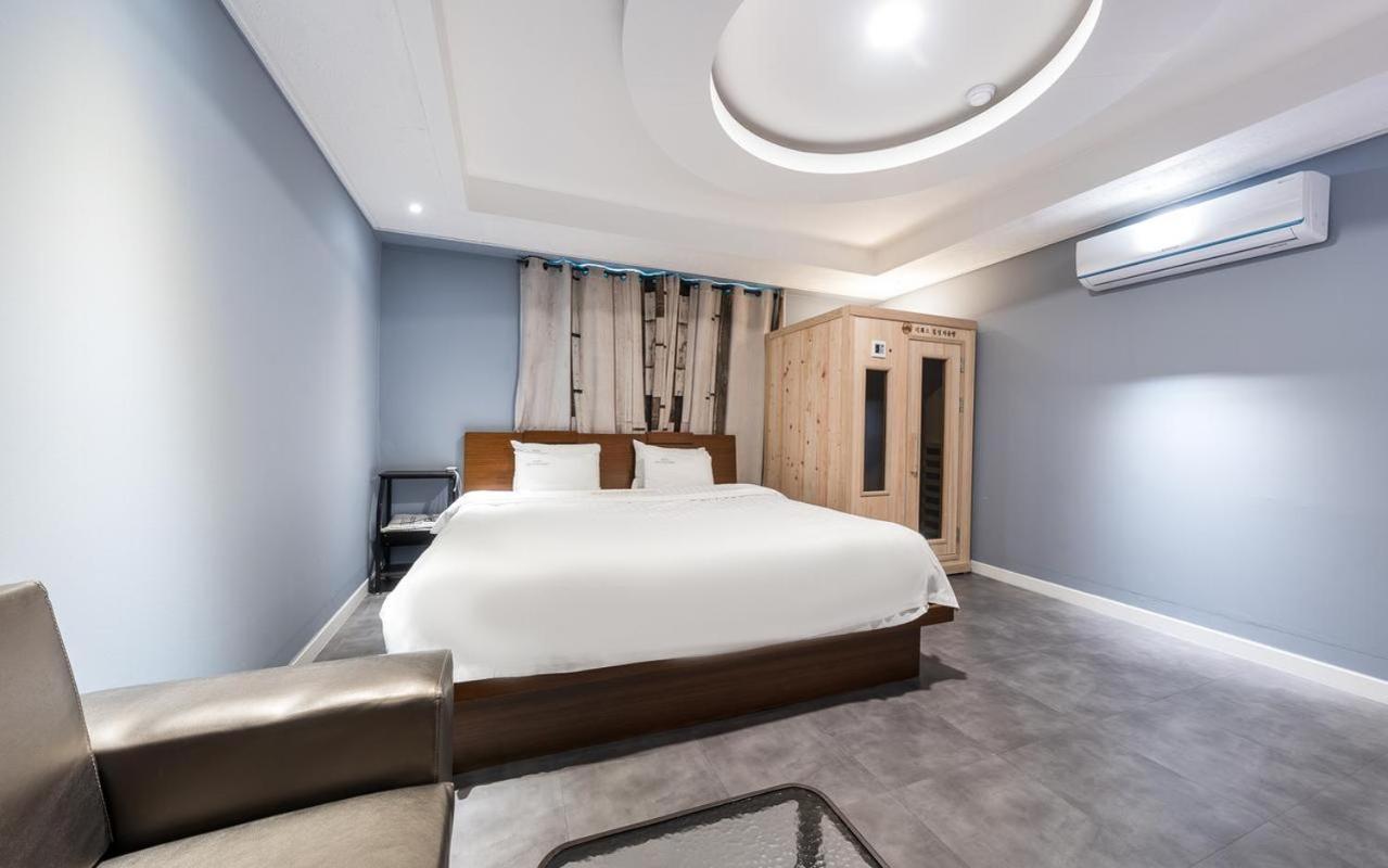 Hotel New Evergreen Мокпо Экстерьер фото