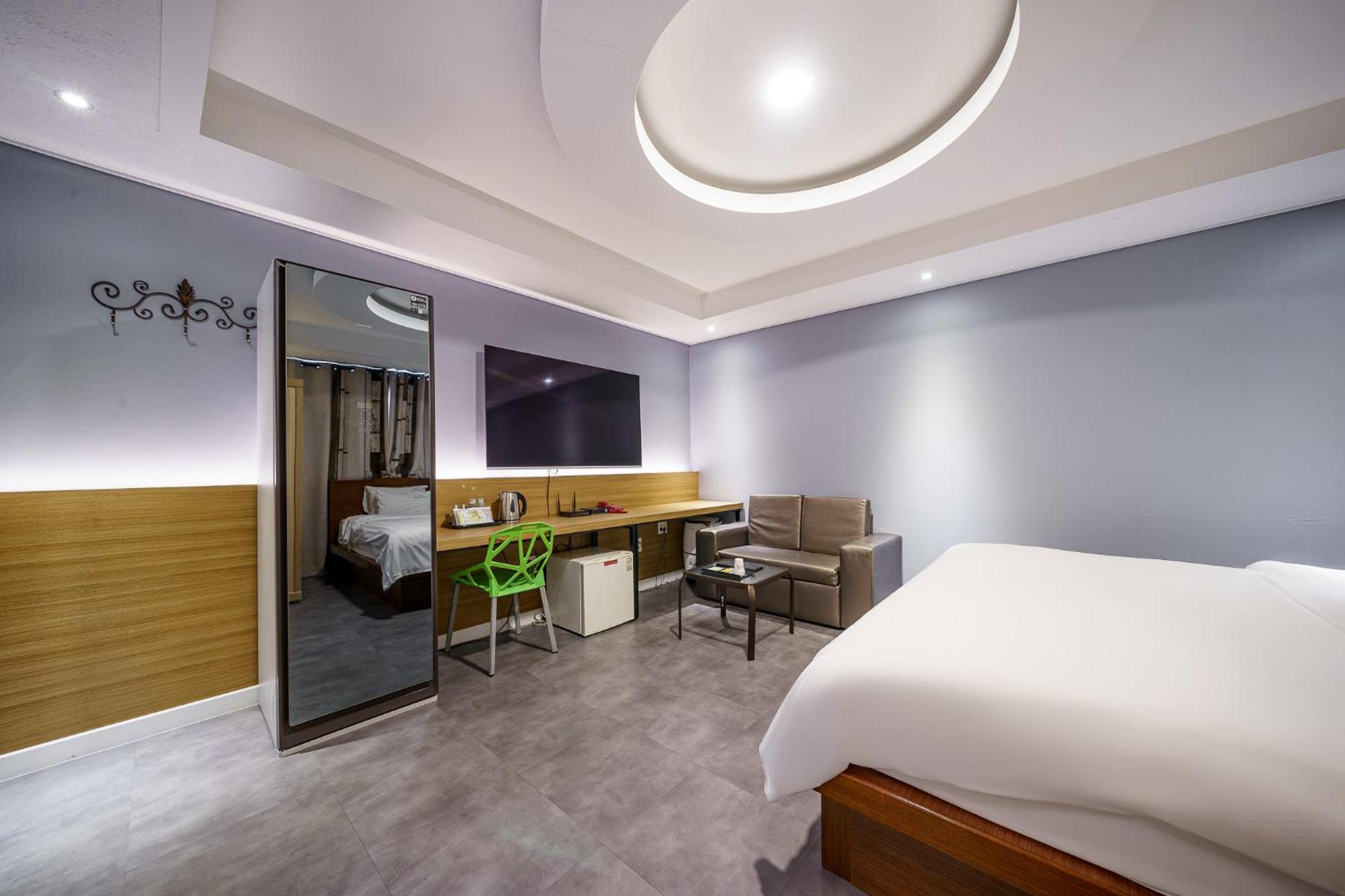 Hotel New Evergreen Мокпо Экстерьер фото