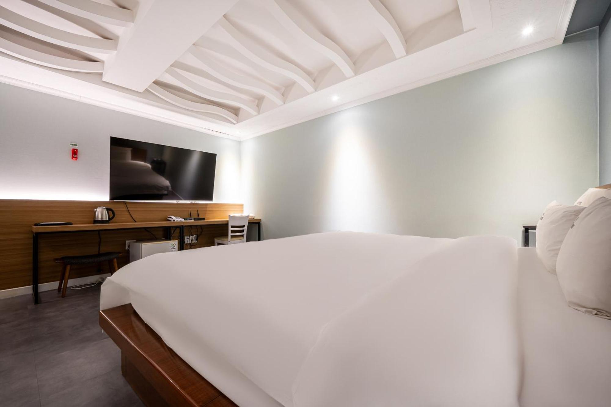 Hotel New Evergreen Мокпо Экстерьер фото