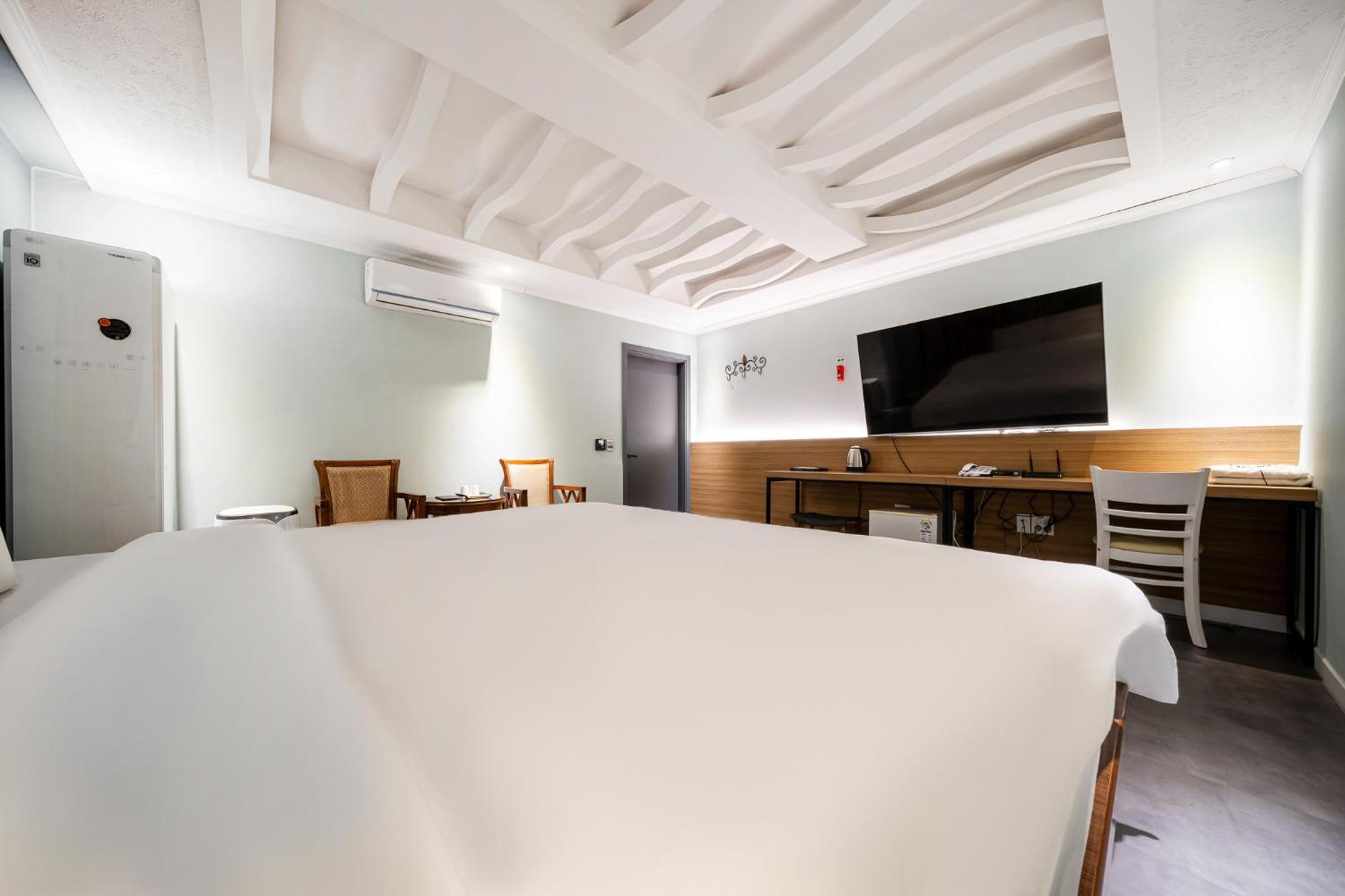 Hotel New Evergreen Мокпо Экстерьер фото