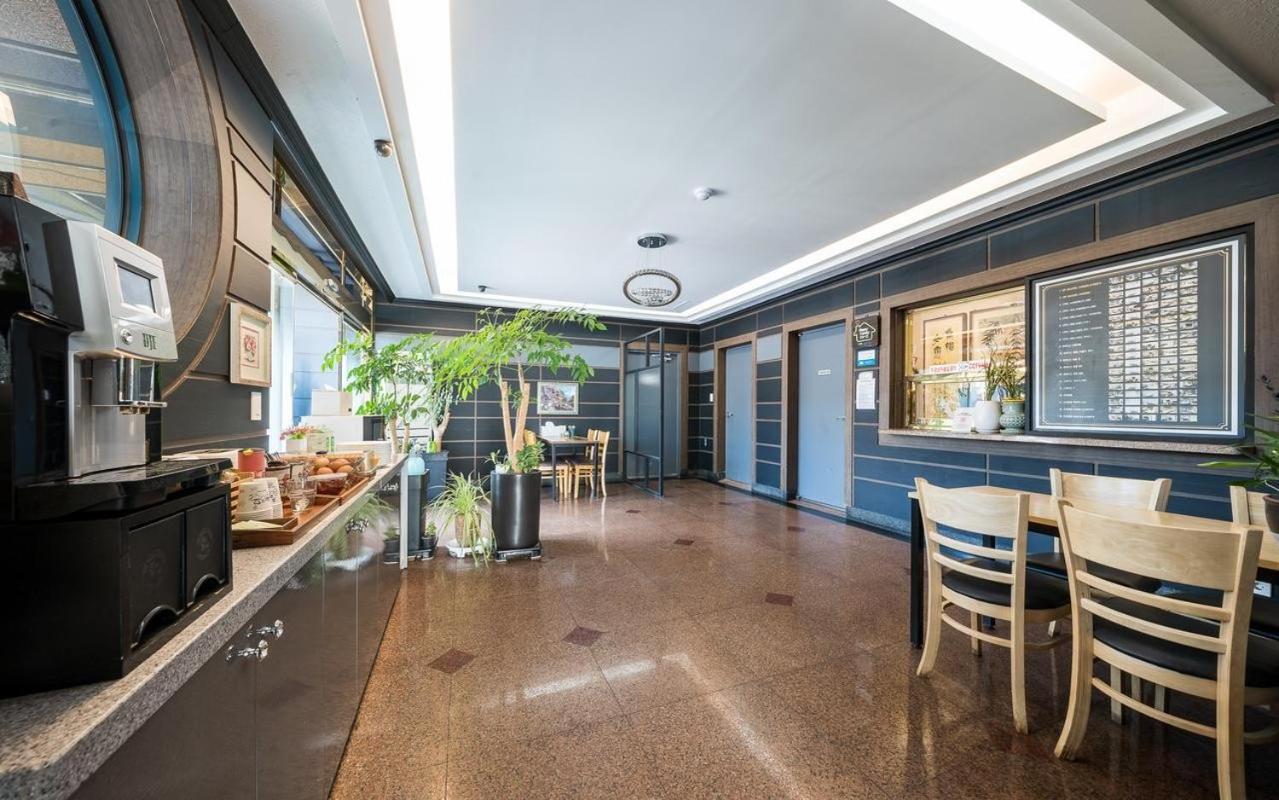 Hotel New Evergreen Мокпо Экстерьер фото